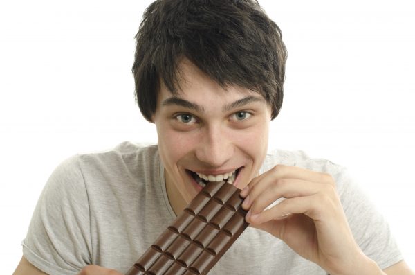チョコを食べる男性
